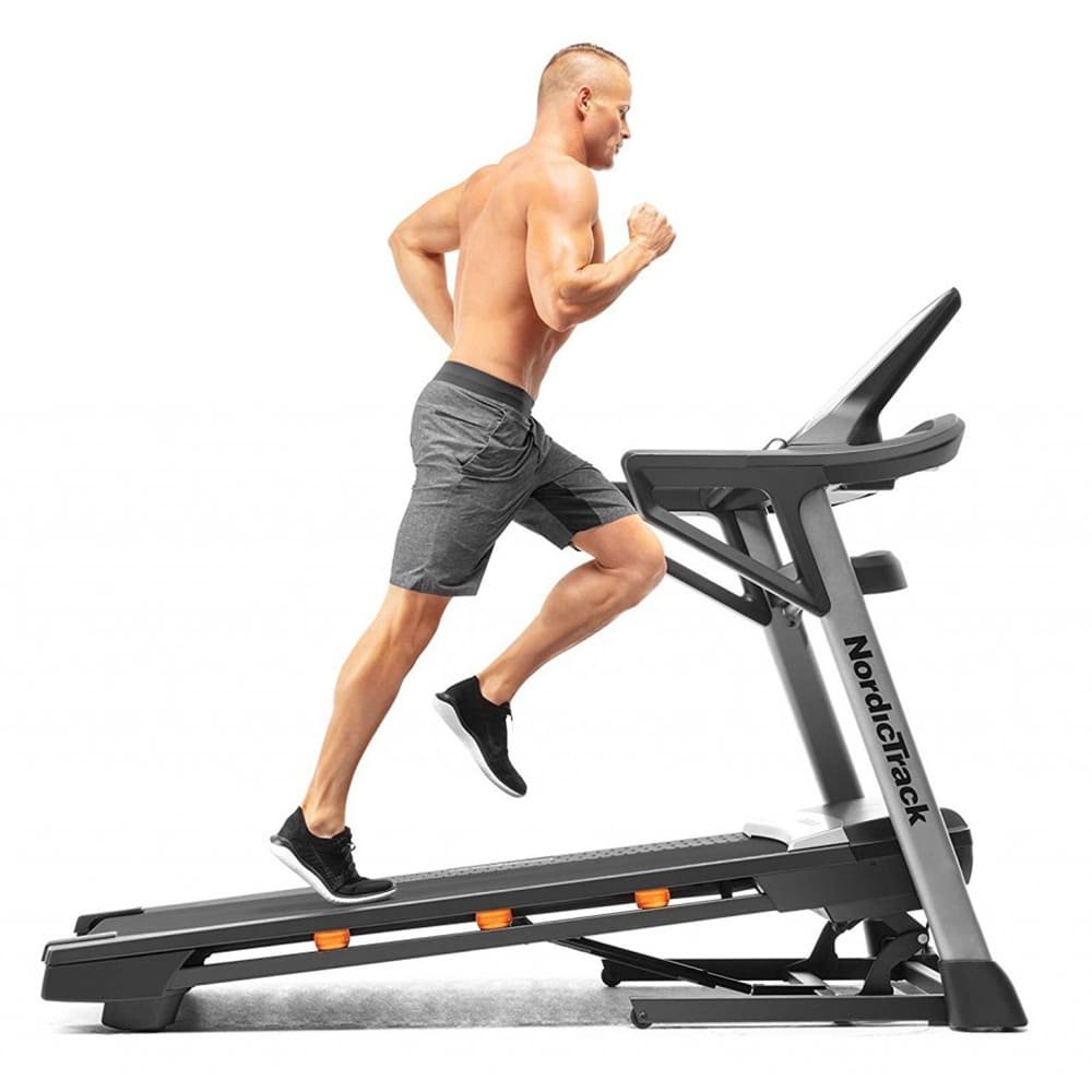 vyras sportuojantis ant bėgimo takelio NORDICTRACK T 7.5 S